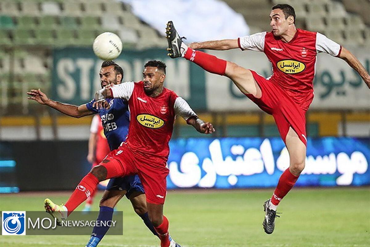 دیدار تیم‌ های فوتبال هوادار و پرسپولیس 