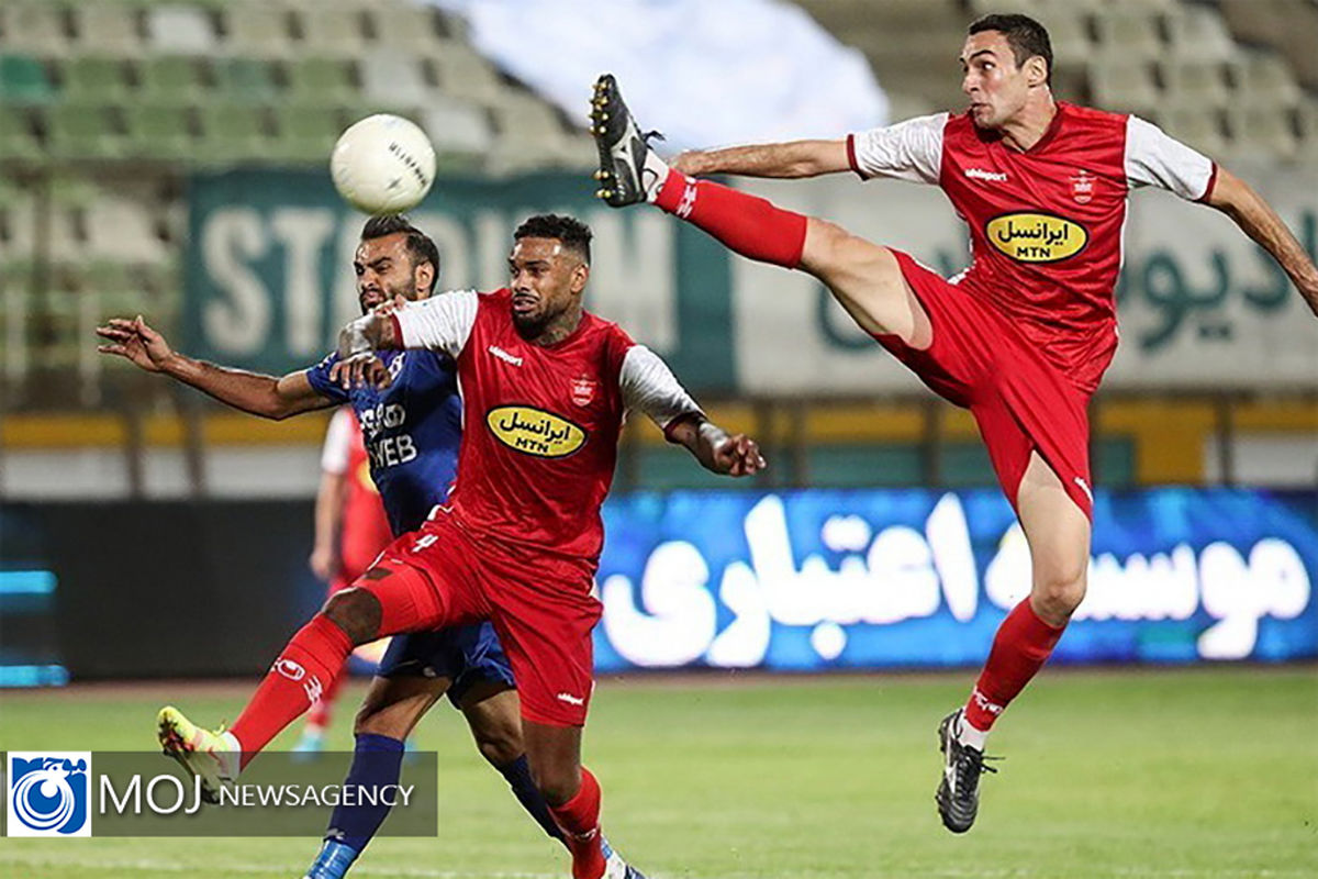 دیدار تیم‌ های فوتبال هوادار و پرسپولیس 