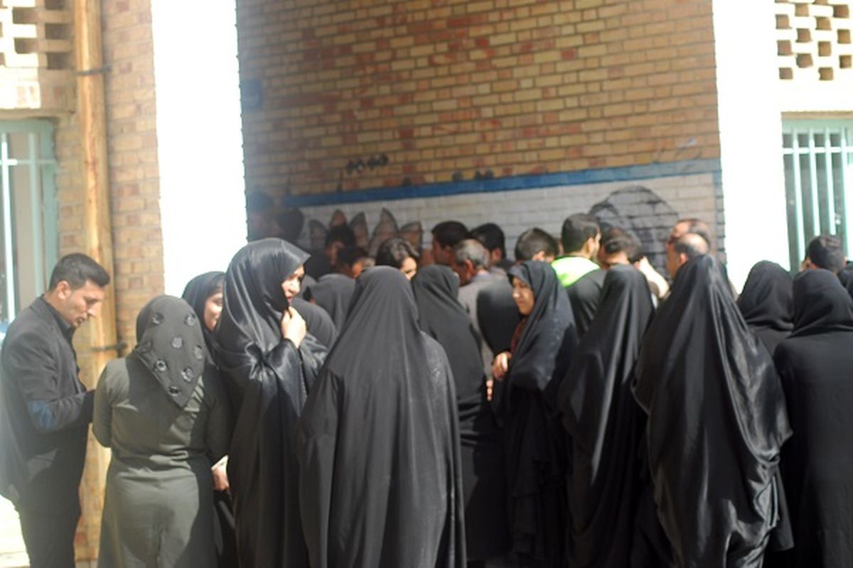 مردم در قصرشیرین