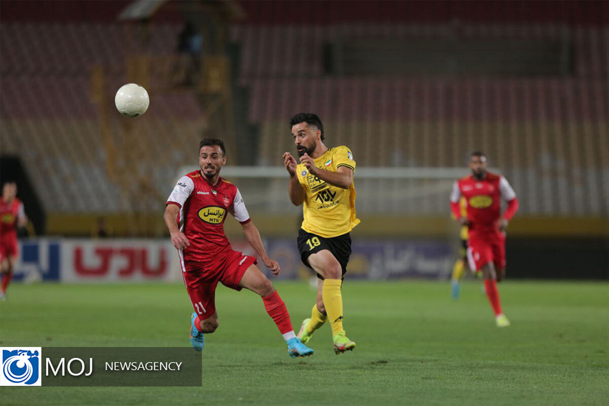 دیدار تیم‌ های فوتبال سپاهان و پرسپولیس