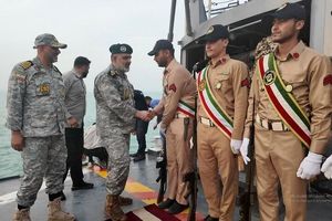 فرمانده نیروی دریایی ارتش از یگان‌های شناوری سطحی و زیرسطحی در تنگه هرمز بازدید کرد