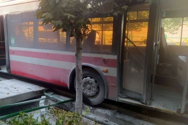 حرکت ناگهانی اتوبوس BRT در خیابان ولیعصر ۶ مصدوم بر جای گذاشت