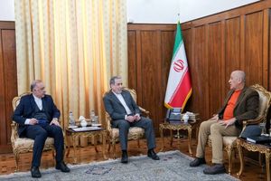 رئیس دانشگاه هنر با عباس عراقچی دیدار کرد