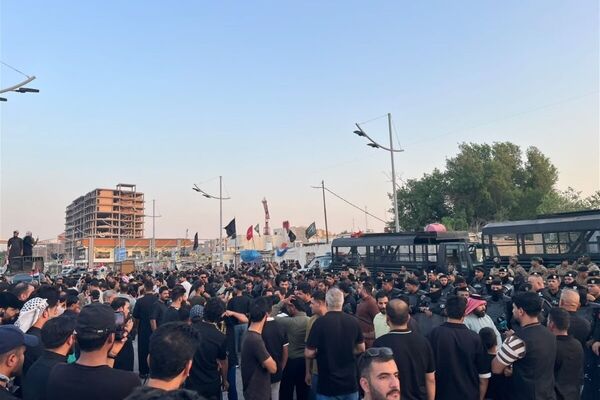 عراقی‌های خشمگین مقابل کنسولگری کویت در بصره تجمع کردند