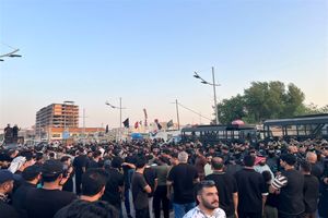 عراقی‌های خشمگین مقابل کنسولگری کویت در بصره تجمع کردند