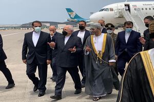 ظریف با استقبال همتای عمانی خود وارد مسقط شد