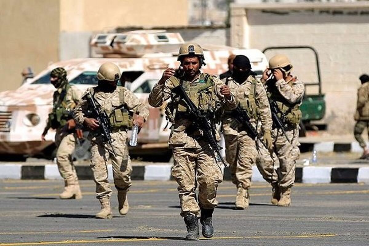 انهدام خودروی نظامی مزدوران سعودی در جیزان