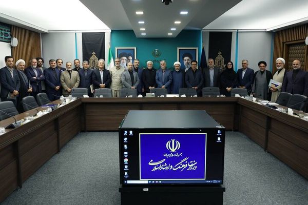 نگاه قیم مآبانه به اهل فرهنگ کنار گذاشته شود