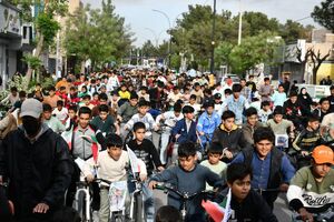 همایش دوچرخه‌سواری به یاد شهدای دانش‌آموز میناب در مه‌ولات برگزار شد