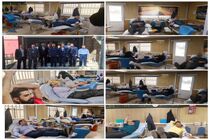 کارکنان بانک تجارت باحضور در مرکز انتقال خون شهرستان اراک و ساوه با اهدای خون خود نسبت به این شهدای عزیز ادای احترام کردند