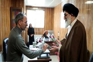 اهدای گل توسط امام جمعه به پرسنل مرکز مدیریت حوادث و فوریت‌های پزشکی  البرز 