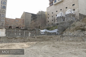 چاله های نیمه کاره در زمین متروکه بوستان پرستو / نخاله های ساختمانی به جای درخت 