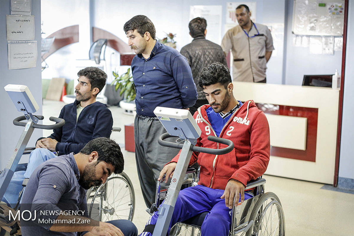 عیادت رییس جمعیت هلال احمر از مصدومین زلزله غرب کشور