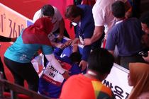 کوارش کار ایرانی سرش را به دیوار کوبید