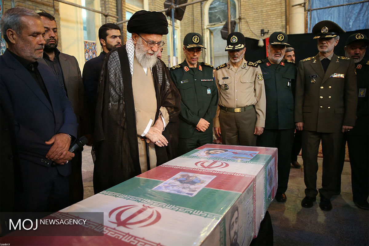 حضور مقام معظم رهبری در کنار پیکر مطهر شهید حججی