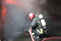 حریق در یک انبار نگهداری نخ و پارچه در خیابان مولوی تهران
