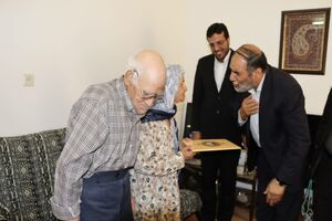 مشاور وزیر راه و شهرسازی به دیدار خانواده تنها شهید زرتشتی یزد رفت