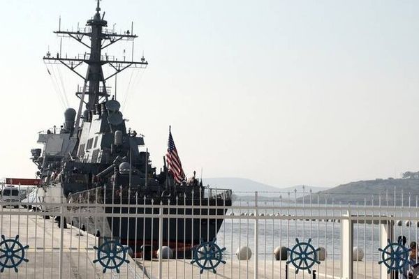 آتش سوزی در یک ناوشکن دیگر آمریکایی