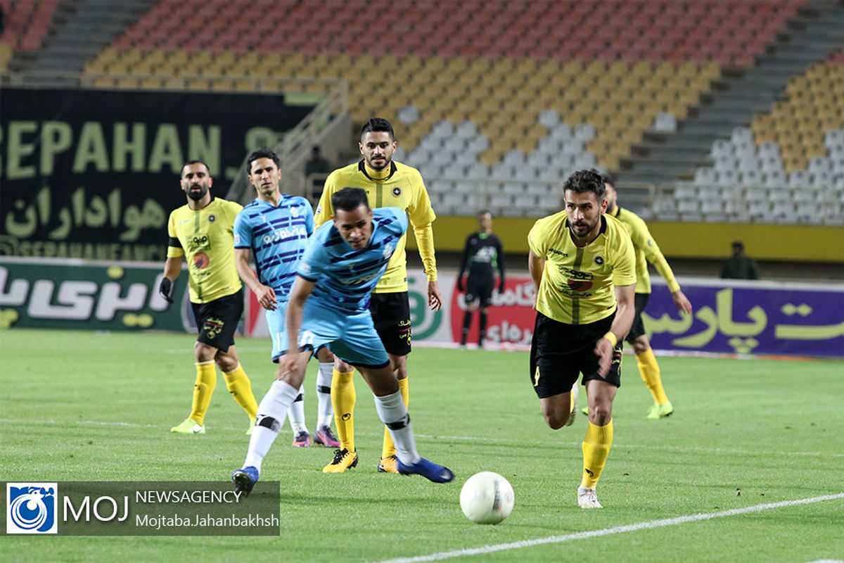 دیدار تیم های فوتبال سپاهان و پیکان