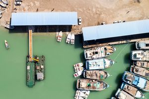 نصب اسکله شناور گردشگری در تالاب بین المللی آذینی سیریک 