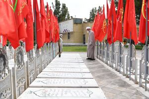 برگزاری آیین یادبود دومین سالگرد شهادت حاج قاسم سلیمانی در گلزار شهدای مدافع حرم بهشت معصومه(س) قم 
