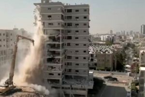 آغاز تخریب ساختمان آسیب دیده از حملات موشکی ایران در بیت یام + فیلم