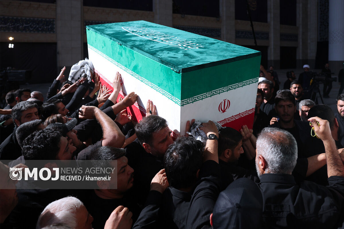 اقامه نماز بر پیکر رهبر شهید انقلاب با حضور جمعی از مسئولان، کارگزاران نظام