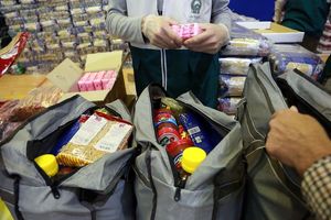 توزیع روزانه ۳ هزار بسته غذایی ویژه افراد آسیب‌پذیر در مشهد