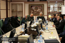 دیدار خانواده معظم شهدا با وزیر دفاع