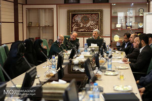 دیدار خانواده معظم شهدا با وزیر دفاع