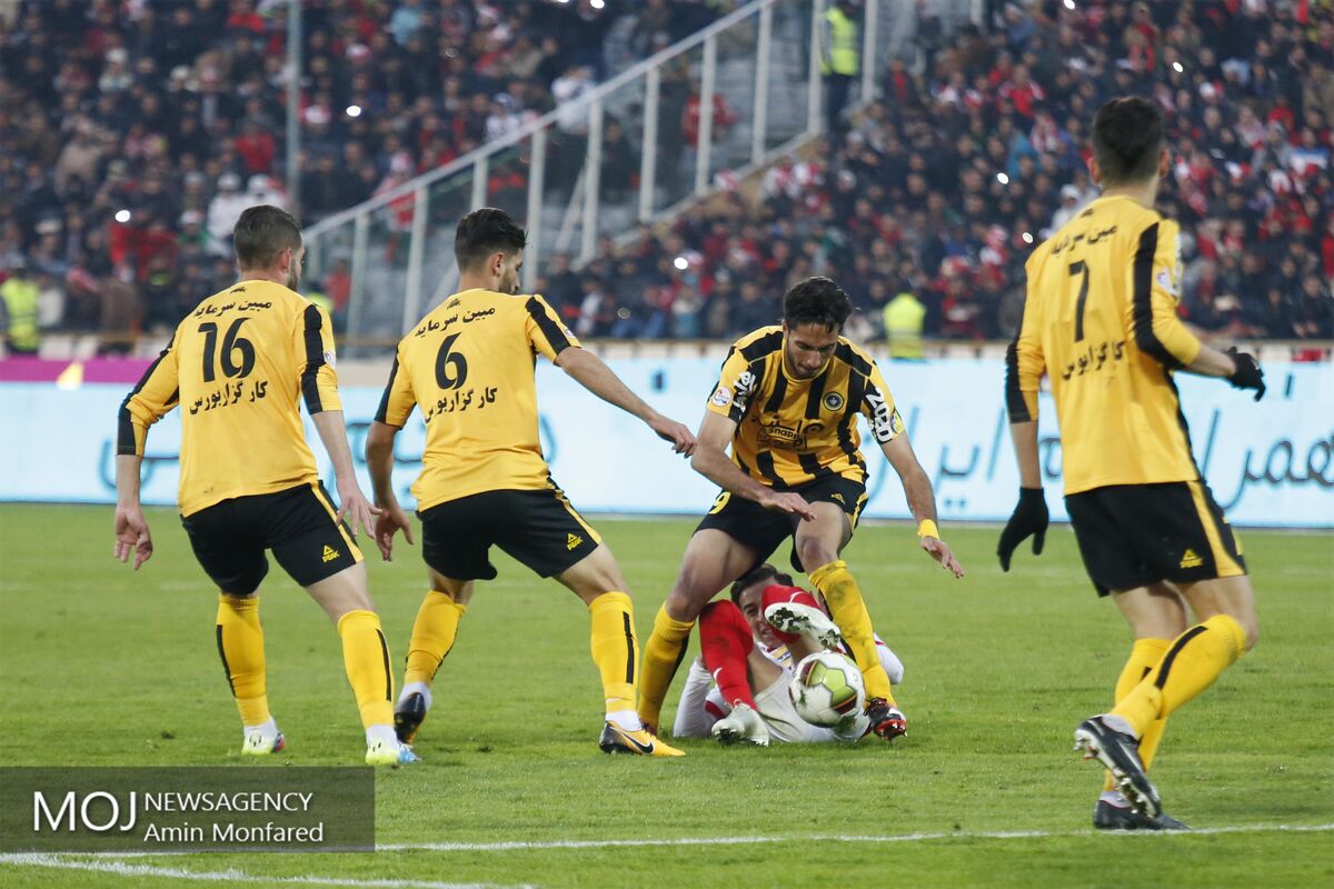 دیدار تیم های فوتبال پرسپولیس و سپاهان اصفهان