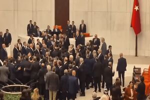 دعوا و زد و خورد نمایندگان پارلمان ترکیه + فیلم