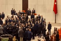 دعوا و زد و خورد نمایندگان پارلمان ترکیه + فیلم