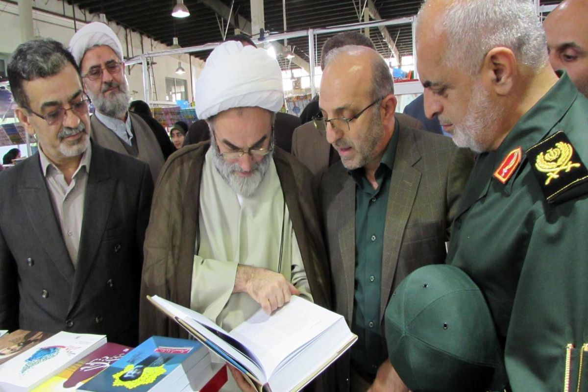 آیت الله فلاحتی در بازدید از نمایشگاه کتاب گیلان2