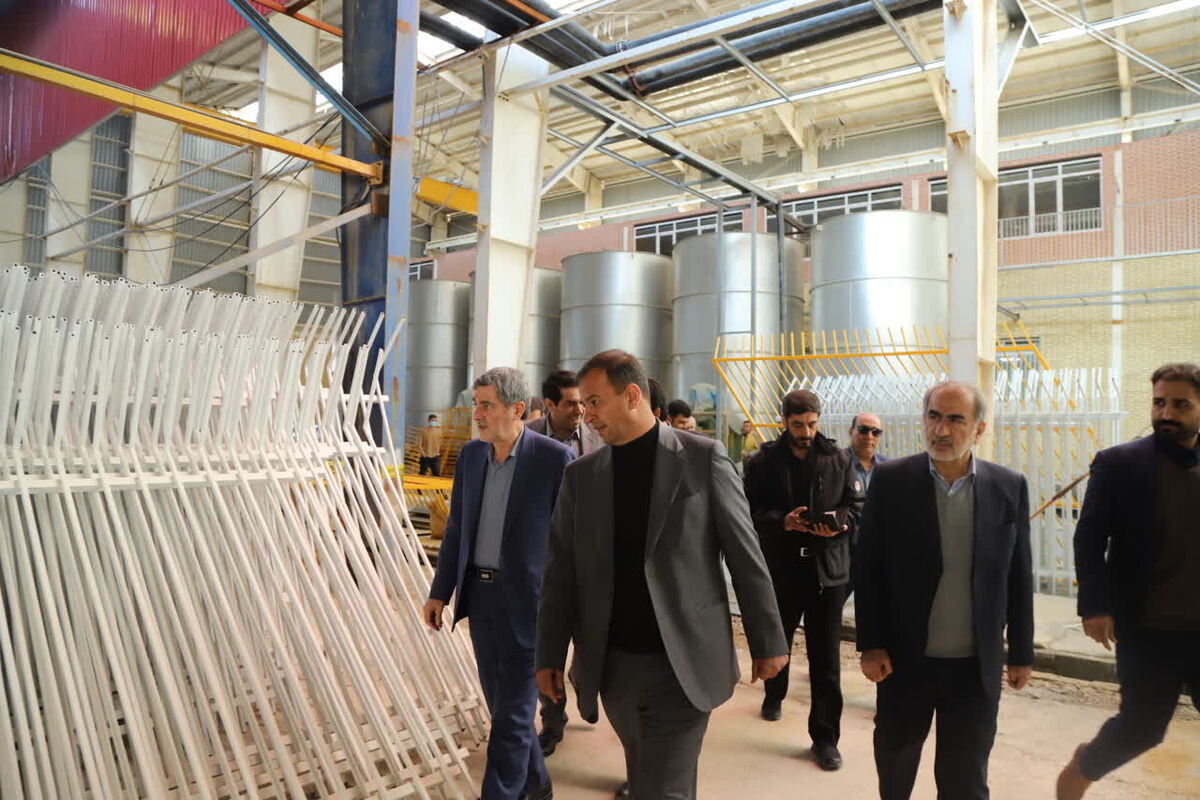 بازدید استاندار فارس از کارخانه کاغذسازی زاگرس 