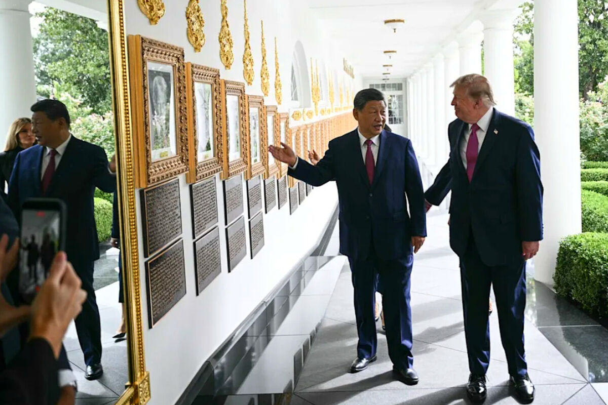 واکنش جالب رئیس‌جمهور چین به اقدام ترامپ برای جاگزین کردن عکس بایدن با خودکار! + فیلم