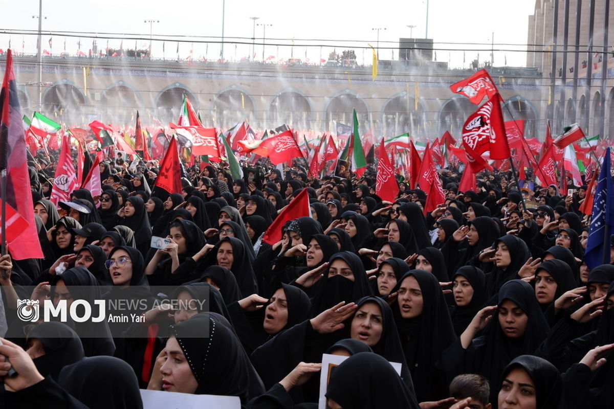 اقامه نماز بر پیکر مطهر رهبر شهید انقلاب _ ۱