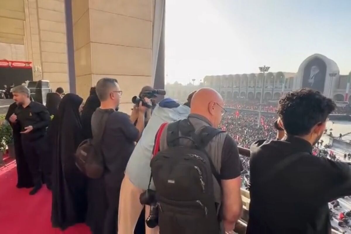 حضور خبرنگاران خارجی در تشییع رهبر شهید در مشهد