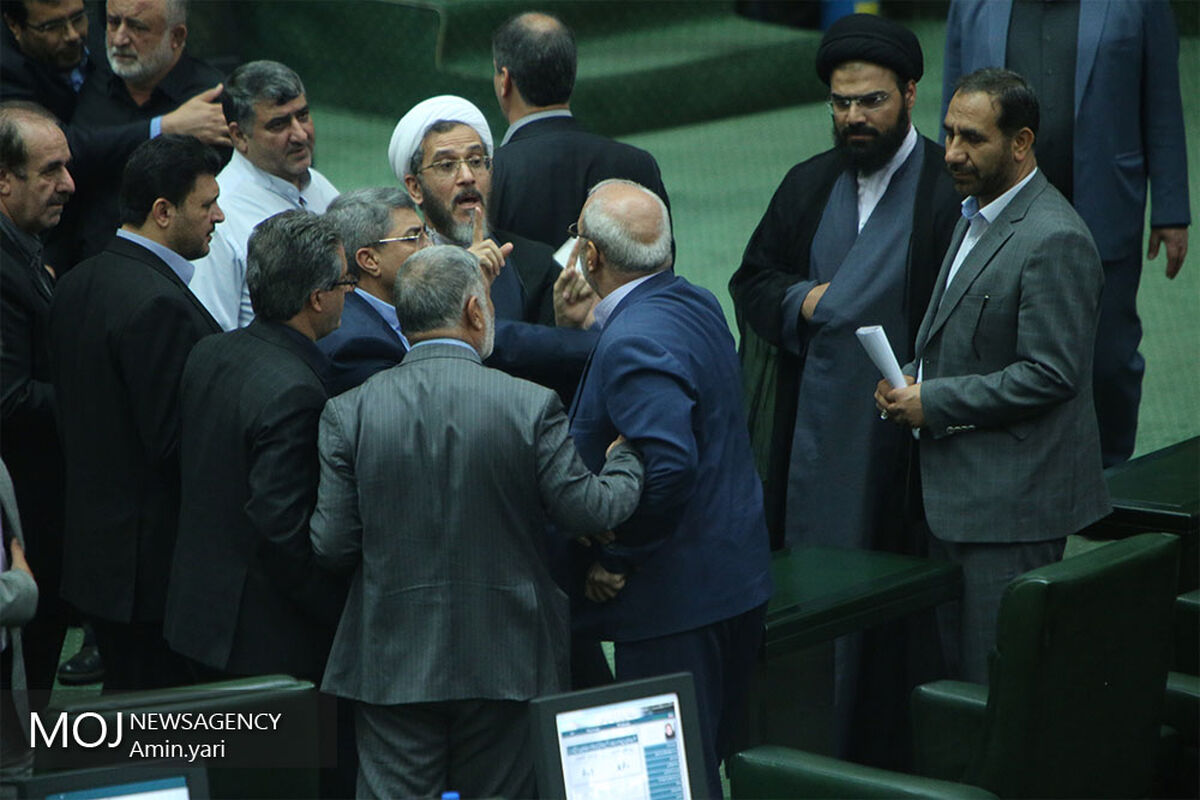 تنش در صحن علنی مجلس شورای اسلامی -  ۱۱ مهر ۱۳۹۷
