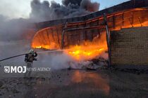 آتش‌سوزی گسترده در کارخانه تولید کفش در جاده خاوران/  ۵ ایستگاه آتش‌نشانی اعزام شدند + فیلم و تصاویر