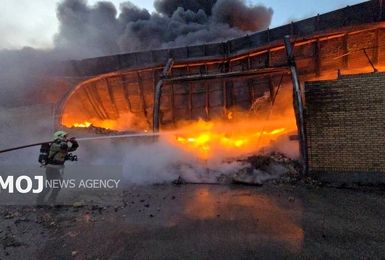 آتش‌سوزی گسترده در کارخانه تولید کفش در جاده خاوران/  ۵ ایستگاه آتش‌نشانی اعزام شدند + فیلم و تصاویر