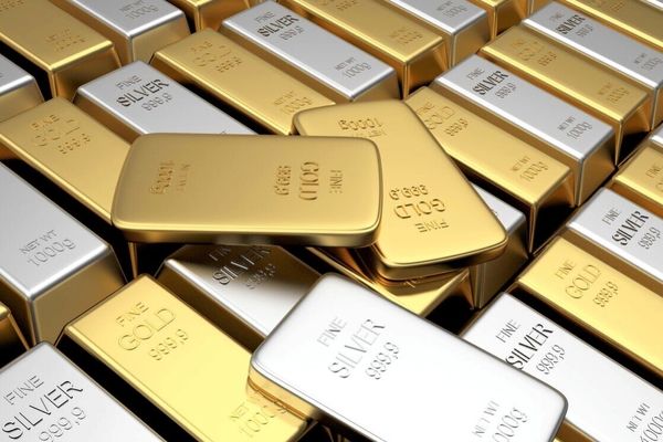 قیمت طلا و نقره کمی عقب نشینی کرد