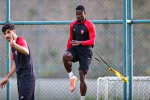 در تمرینات پرسپولیس هستم، به شایعات هپاتیت توجه نکنید