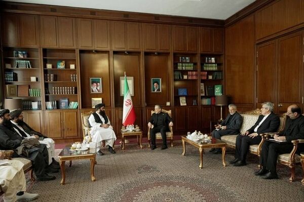  عباس عراقچی با وزیر خارجه طالبان با دیدار کرد