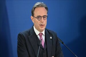 آمریکا قوی‌تر است اما شرافت اروپا فروشی نیست