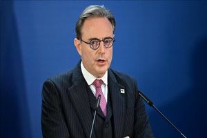 آمریکا قوی‌تر است اما شرافت اروپا فروشی نیست