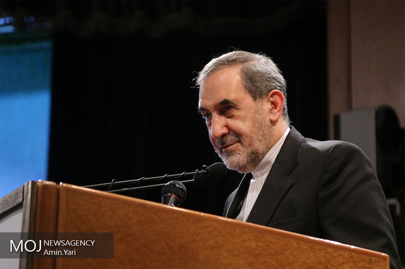 ولایتی پیام آیت الله خامنه ای را به پوتین ابلاغ می کند