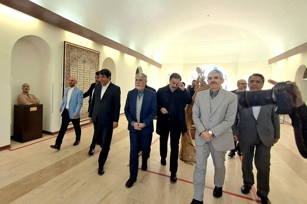 وزیر فرهنگ و ارشاد اسلامی از موزه هنرهای معاصر کرمان بازدید کرد