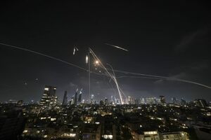 لحظه‌ اصابت موشک ایران به تأسیسات ارتباطی و اطلاعاتی رژیم اسرائیل در روز گذشته + فیلم