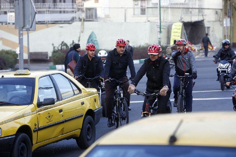 شهردار تهران امروز با دوچرخه و اتوبوس به سرکار رفت